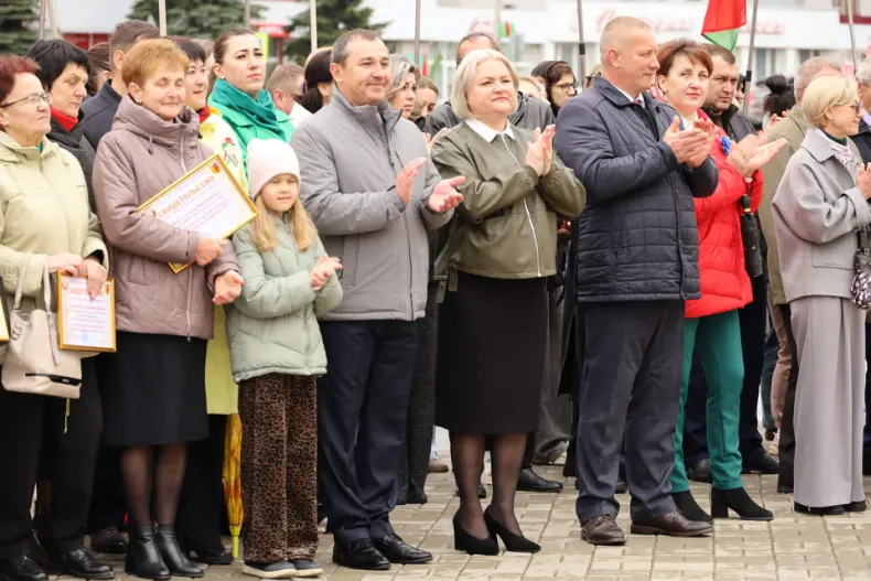 В Октябрьском в Праздник труда  открылась обновленная Доска почета. - 5360483538055