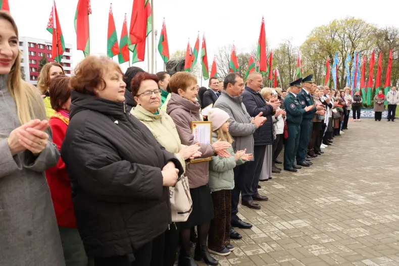В Октябрьском в Праздник труда  открылась обновленная Доска почета. - 5360483414919