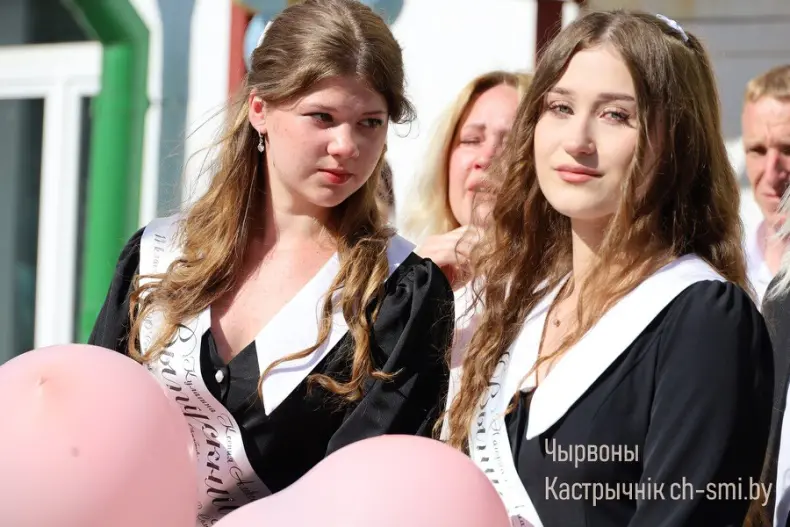 Ленты выпускников, букеты цветов, волнительный перезвон голосов, слезы на глазах родителей… - 5360711259783