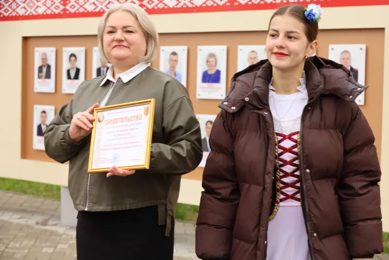 В Октябрьском в Праздник труда  открылась обновленная Доска почета. - 5360483380615