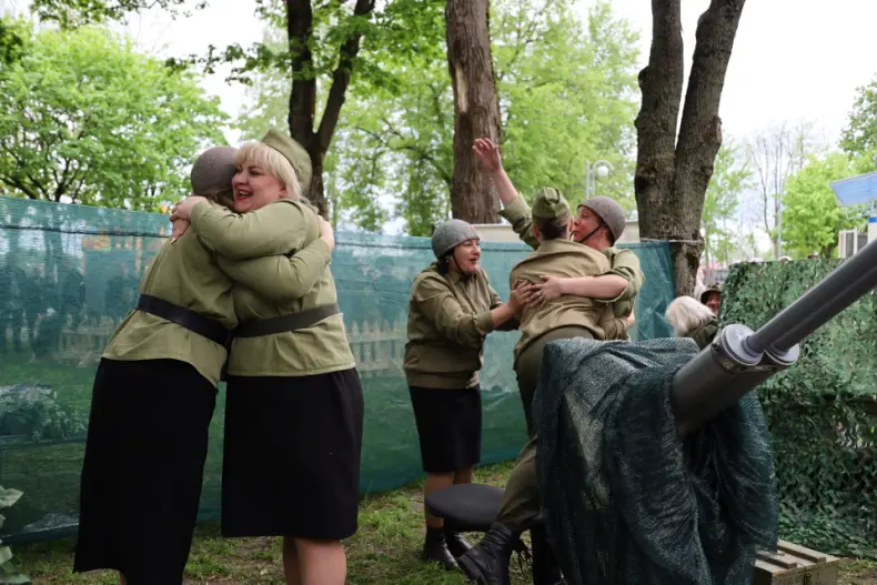 Празднование Дня Победы в Октябрьском продолжилось в городском сквере. - 5360575665031