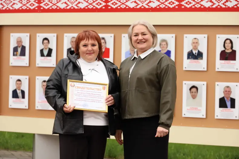В Октябрьском в Праздник труда  открылась обновленная Доска почета. - 5360483435399