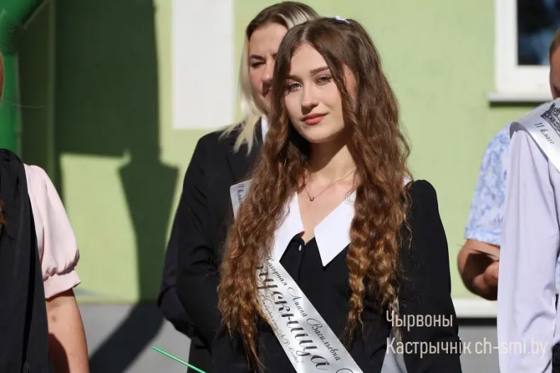 Ленты выпускников, букеты цветов, волнительный перезвон голосов, слезы на глазах родителей… - 5360711298183