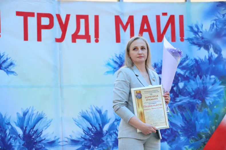 В Октябрьском  в городском сквере прошла  праздничная концертная программа, приуроченная Празднику труда. - 5360483898247