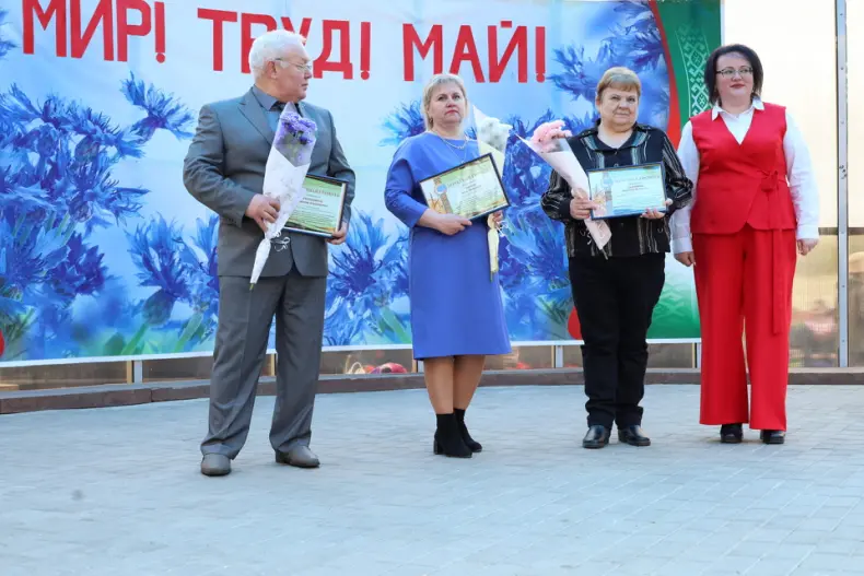 В Октябрьском  в городском сквере прошла  праздничная концертная программа, приуроченная Празднику труда. - 5360483903367