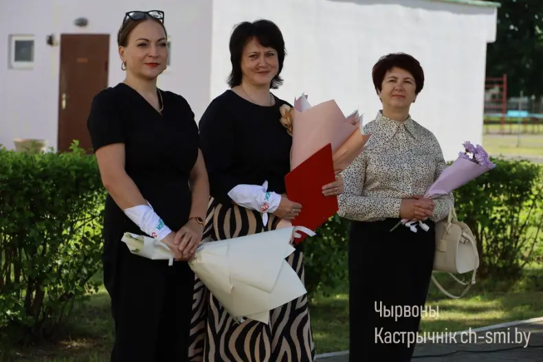 Ленты выпускников, букеты цветов, волнительный перезвон голосов, слезы на глазах родителей… - 5360711255175