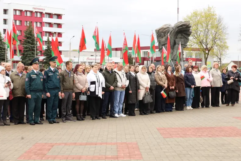 В Октябрьском в Праздник труда  открылась обновленная Доска почета. - 5360483321735