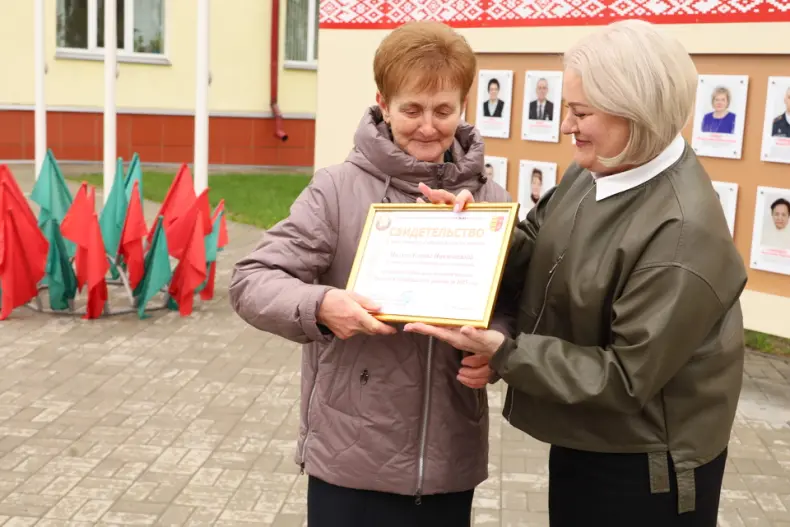 В Октябрьском в Праздник труда  открылась обновленная Доска почета. - 5360483377287