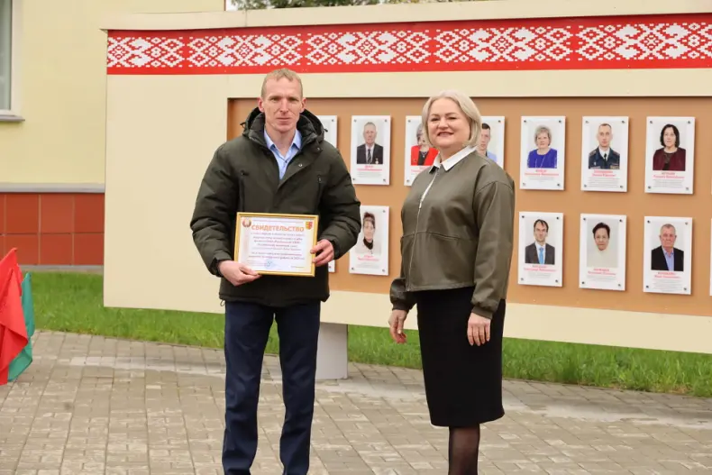 В Октябрьском в Праздник труда  открылась обновленная Доска почета. - 5360483414663