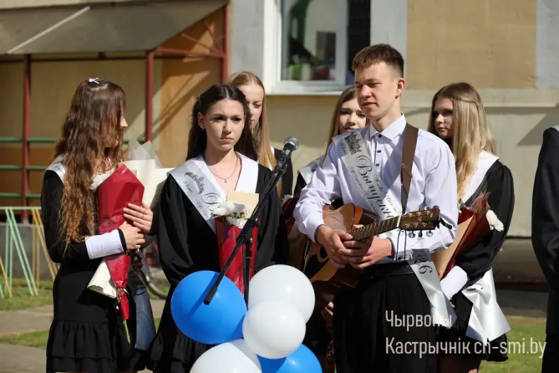 Ленты выпускников, букеты цветов, волнительный перезвон голосов, слезы на глазах родителей… - 5360711257479