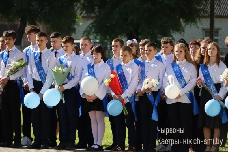 Ленты выпускников, букеты цветов, волнительный перезвон голосов, слезы на глазах родителей… - 5360711303047