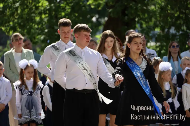 Ленты выпускников, букеты цветов, волнительный перезвон голосов, слезы на глазах родителей… - 5360711256199