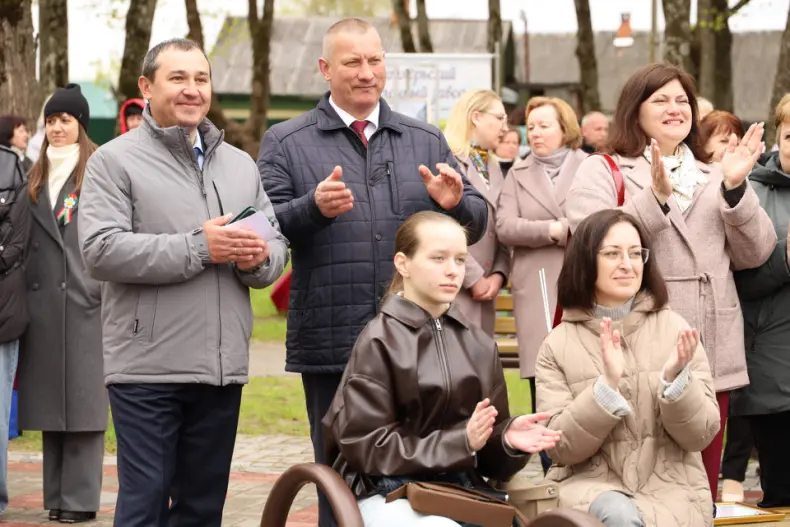 В Октябрьском  в городском сквере прошла  праздничная концертная программа, приуроченная Празднику труда. - 5360483870343