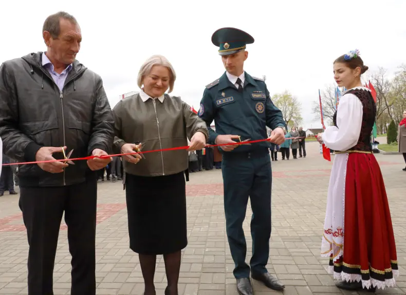 В Октябрьском в Праздник труда  открылась обновленная Доска почета. - 5360483319687