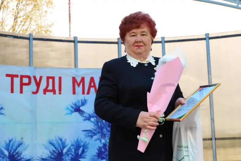 В Октябрьском  в городском сквере прошла  праздничная концертная программа, приуроченная Празднику труда. - 5360483946119