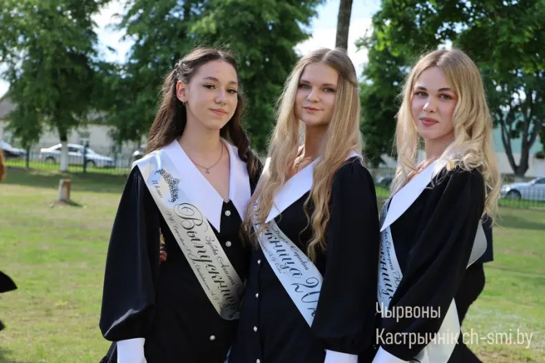 Ленты выпускников, букеты цветов, волнительный перезвон голосов, слезы на глазах родителей… - 5360711253895