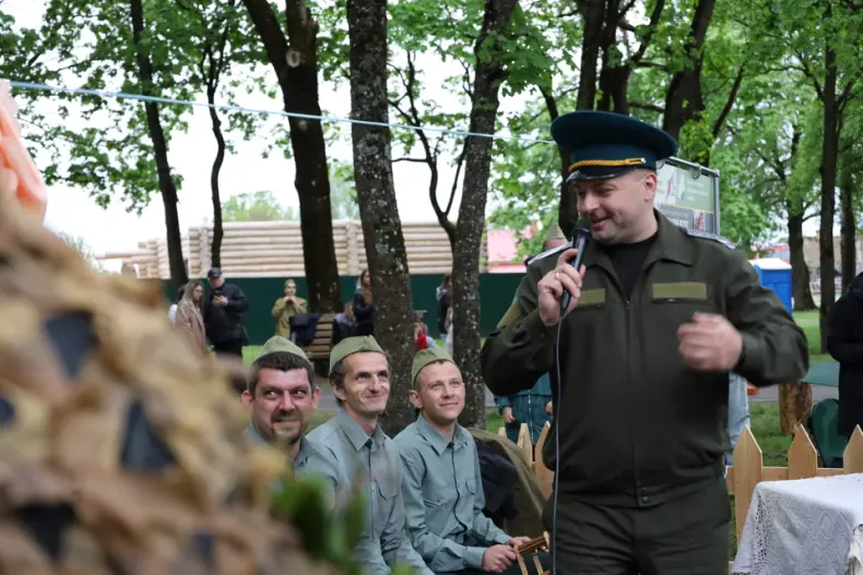 Празднование Дня Победы в Октябрьском продолжилось в городском сквере. - 5360575716743