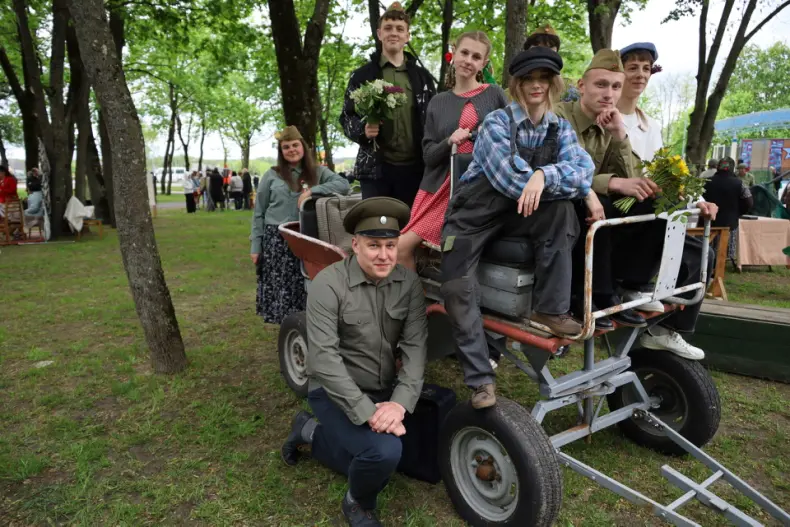Празднование Дня Победы в Октябрьском продолжилось в городском сквере. - 5360575648135