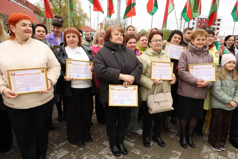 В Октябрьском в Праздник труда  открылась обновленная Доска почета. - 5360483540615