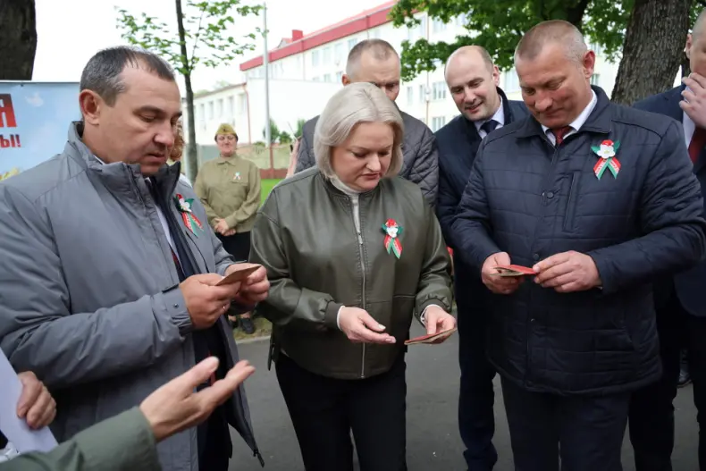 Празднование Дня Победы в Октябрьском продолжилось в городском сквере. - 5360575643527