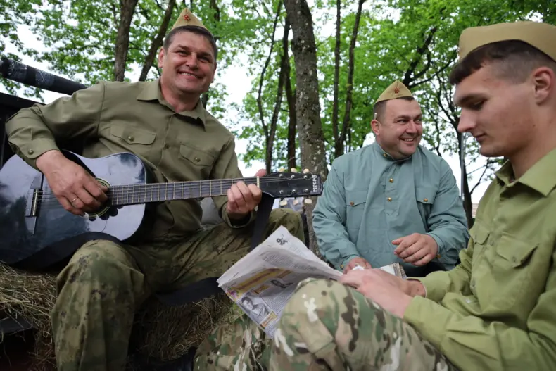 Празднование Дня Победы в Октябрьском продолжилось в городском сквере. - 5360575664519
