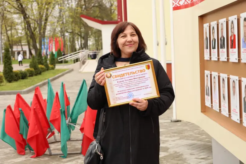 В Октябрьском в Праздник труда  открылась обновленная Доска почета. - 5360483600007