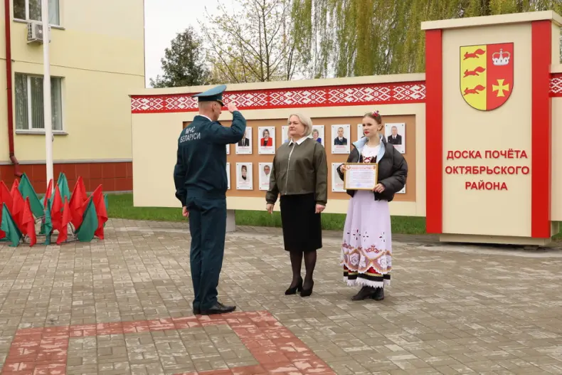 В Октябрьском в Праздник труда  открылась обновленная Доска почета. - 5360483431559