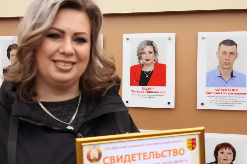 В Октябрьском в Праздник труда  открылась обновленная Доска почета. - 5360483535495
