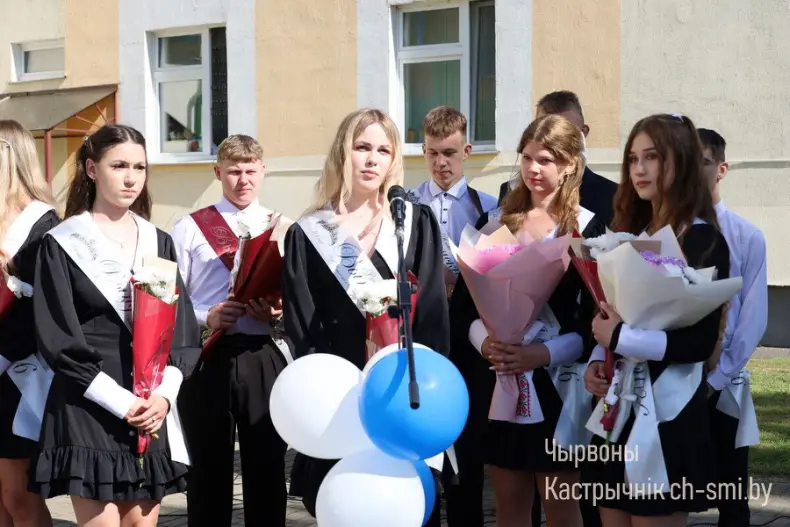 Ленты выпускников, букеты цветов, волнительный перезвон голосов, слезы на глазах родителей… - 5360711258503
