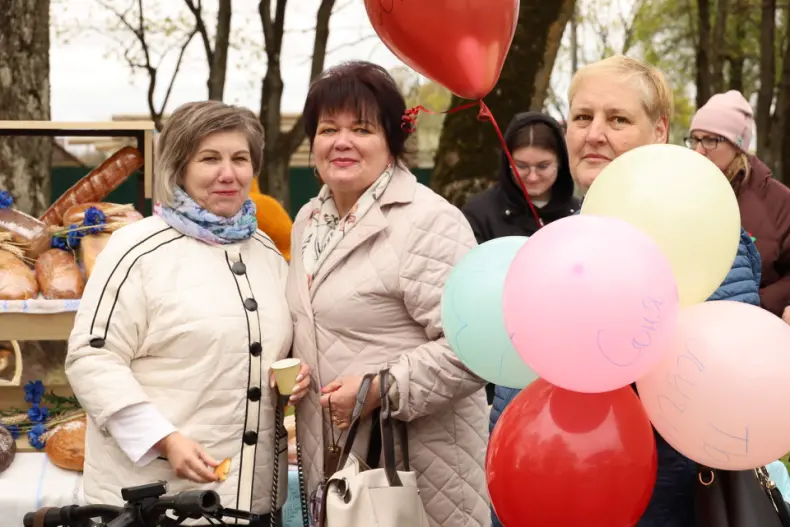 В Октябрьском  в городском сквере прошла  праздничная концертная программа, приуроченная Празднику труда. - 5360483942791