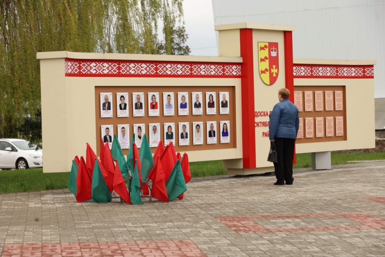 В Октябрьском в Праздник труда  открылась обновленная Доска почета. - 5360483587719