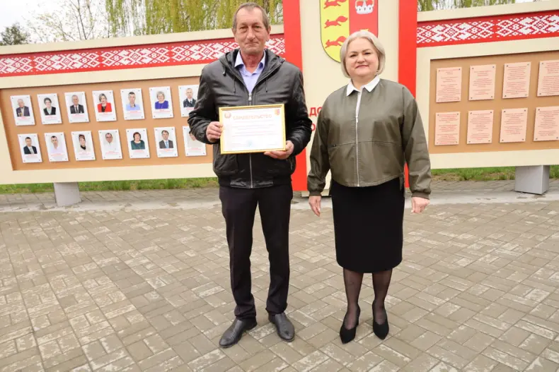 В Октябрьском в Праздник труда  открылась обновленная Доска почета. - 5360483381127