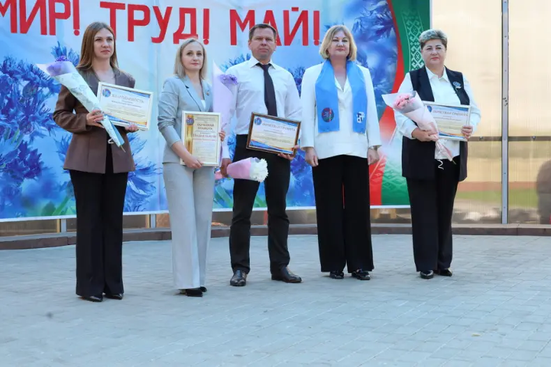 В Октябрьском  в городском сквере прошла  праздничная концертная программа, приуроченная Празднику труда. - 5360483897735