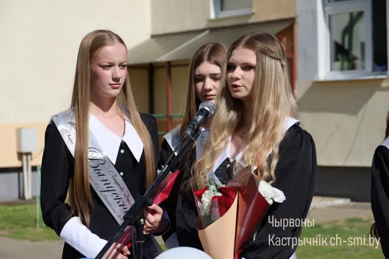 Ленты выпускников, букеты цветов, волнительный перезвон голосов, слезы на глазах родителей… - 5360711258247