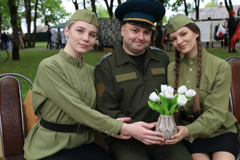 Празднование Дня Победы в Октябрьском продолжилось в городском сквере. - 5360575647111