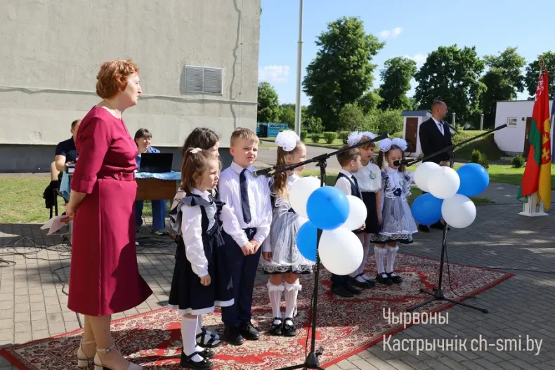Ленты выпускников, букеты цветов, волнительный перезвон голосов, слезы на глазах родителей… - 5360711259527