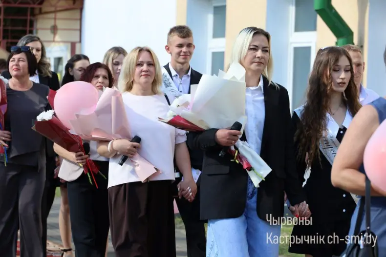 Ленты выпускников, букеты цветов, волнительный перезвон голосов, слезы на глазах родителей… - 5360711302535