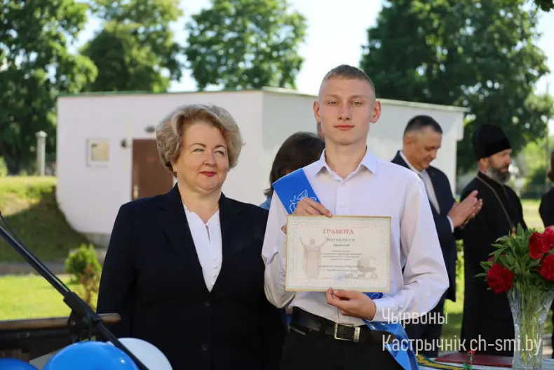Ленты выпускников, букеты цветов, волнительный перезвон голосов, слезы на глазах родителей… - 5360711300231