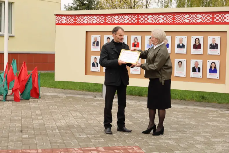 В Октябрьском в Праздник труда  открылась обновленная Доска почета. - 5360483434375