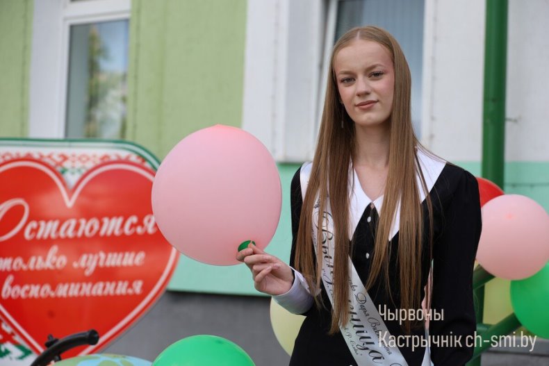 Ленты выпускников, букеты цветов, волнительный перезвон голосов, слезы на глазах родителей… - 5360711252871