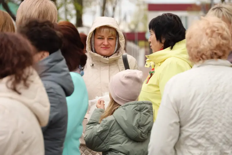 В Октябрьском  в городском сквере прошла  праздничная концертная программа, приуроченная Празднику труда. - 5360483872903