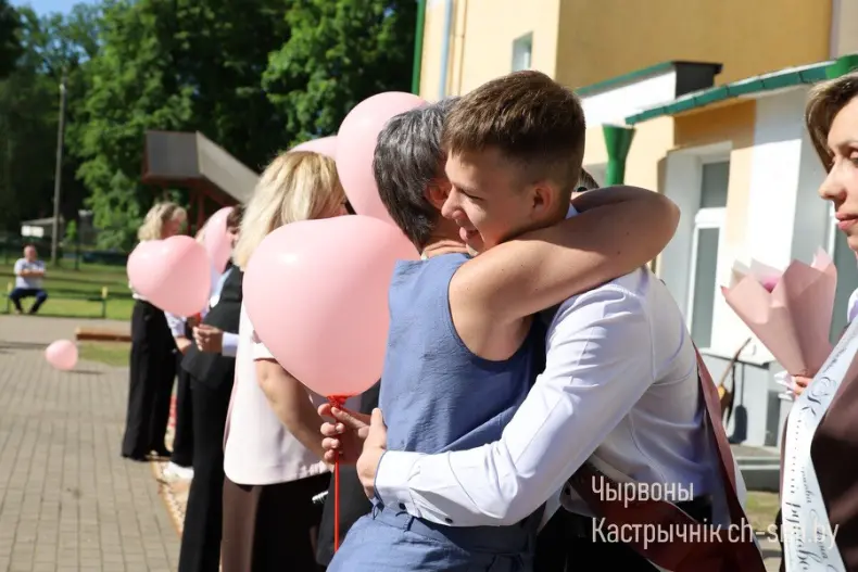Ленты выпускников, букеты цветов, волнительный перезвон голосов, слезы на глазах родителей… - 5360711260039