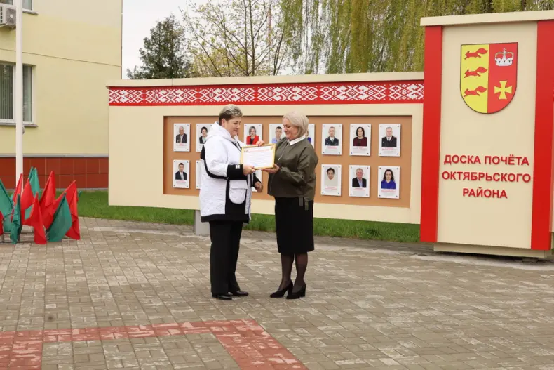 В Октябрьском в Праздник труда  открылась обновленная Доска почета. - 5360483437191
