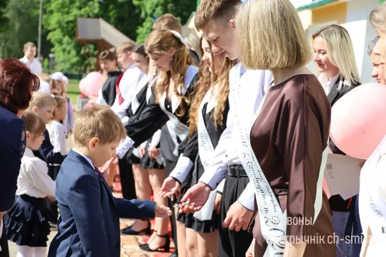 Ленты выпускников, букеты цветов, волнительный перезвон голосов, слезы на глазах родителей… - 5360711259271