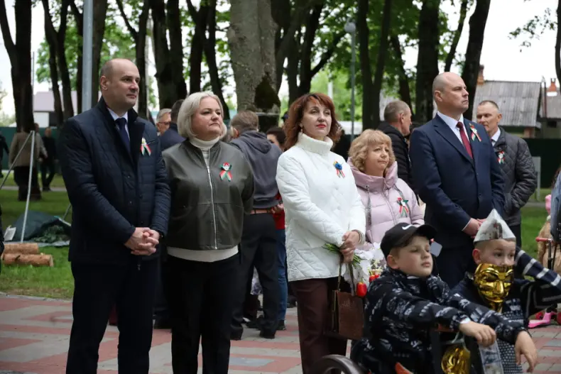 Празднование Дня Победы в Октябрьском продолжилось в городском сквере. - 5360575714439