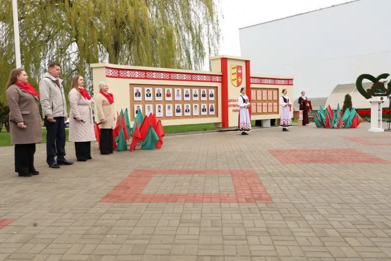 В Октябрьском в Праздник труда  открылась обновленная Доска почета. - 5360483296903