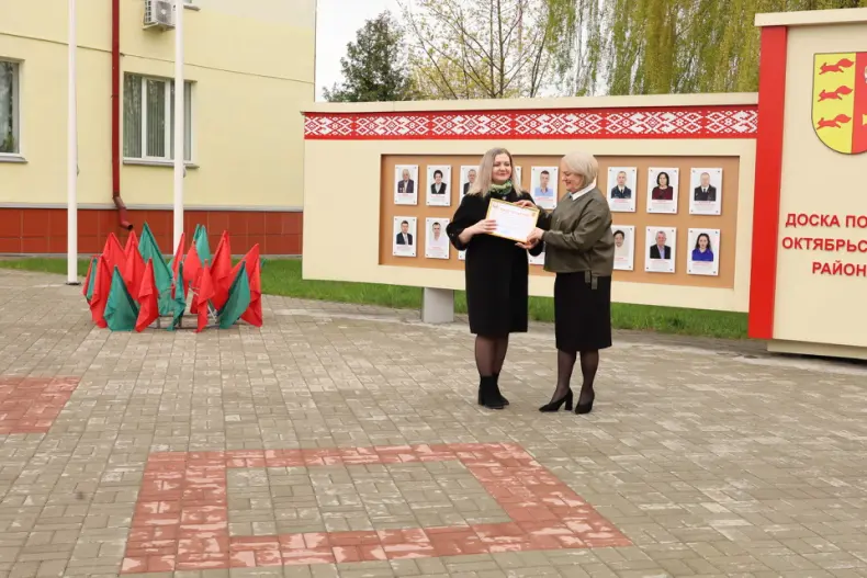 В Октябрьском в Праздник труда  открылась обновленная Доска почета. - 5360483411335