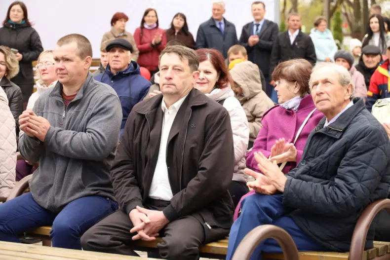 В Октябрьском  в городском сквере прошла  праздничная концертная программа, приуроченная Празднику труда. - 5360483903111