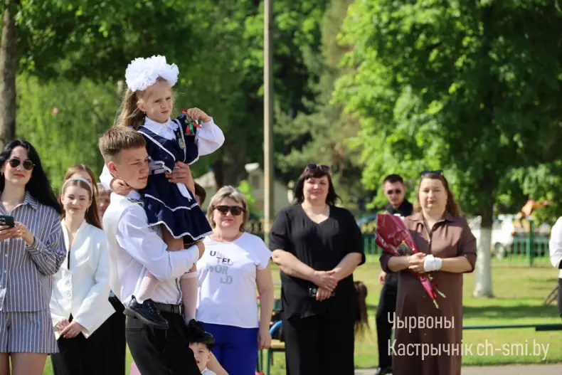 Ленты выпускников, букеты цветов, волнительный перезвон голосов, слезы на глазах родителей… - 5360711254663