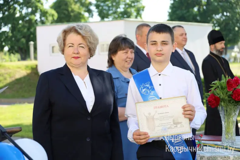 Ленты выпускников, букеты цветов, волнительный перезвон голосов, слезы на глазах родителей… - 5360711300999